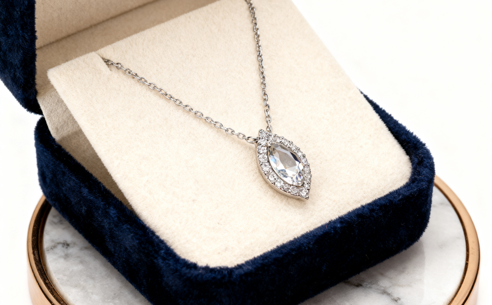 قلادة «ZELVIA Starburst Diamond» للترقوة، للمرأة الخليجية العصرية | مجوهرات فاخرة خفيفة من الشرق الأوسط
